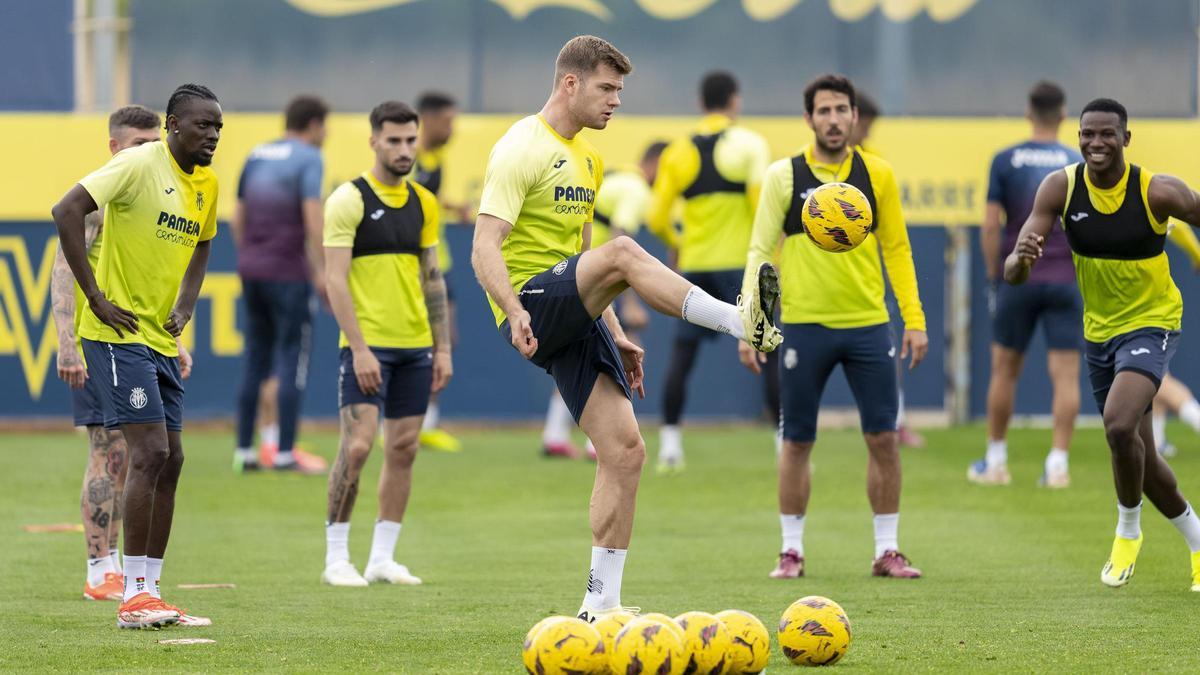 Sorloth, con la pelota en el entrenamiento del lunes.