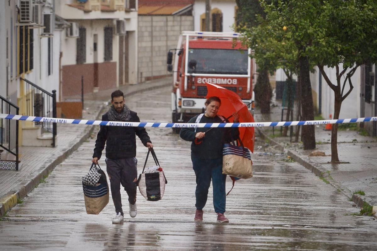 Temporal borrasca Marta. Inundaciones Alcolea, dejan entrar a vecinos desalojados para coger cosas de importancia.