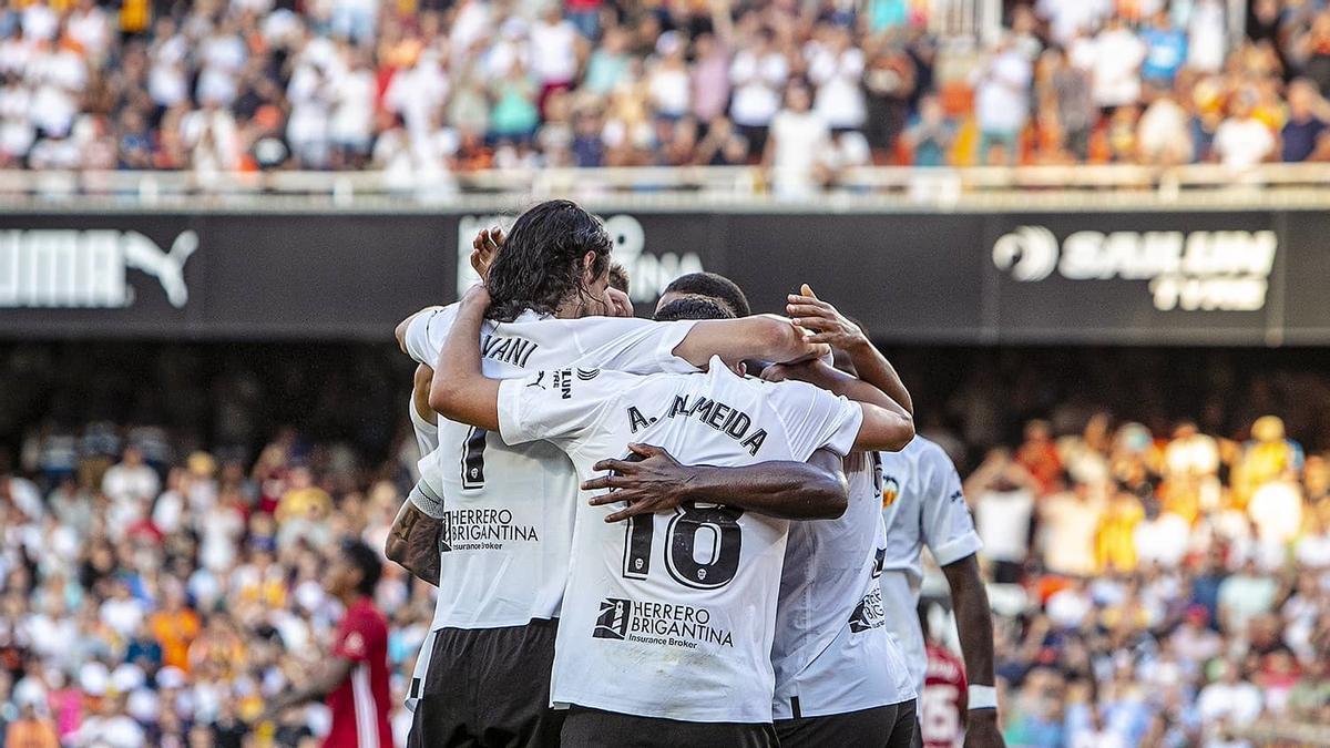 Los jugadores del Valencia Cf, rival de La Nucía en la Copa, se abrazan después de marcar un gol.