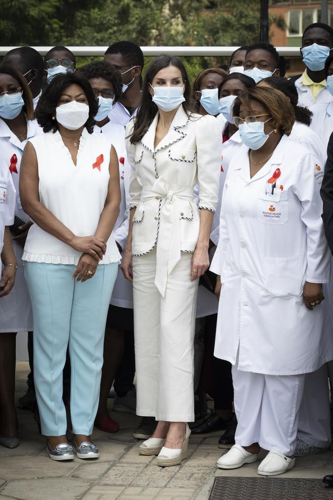 La reina Letizia en la fundación Ngana Zanza en su viaje a Angola