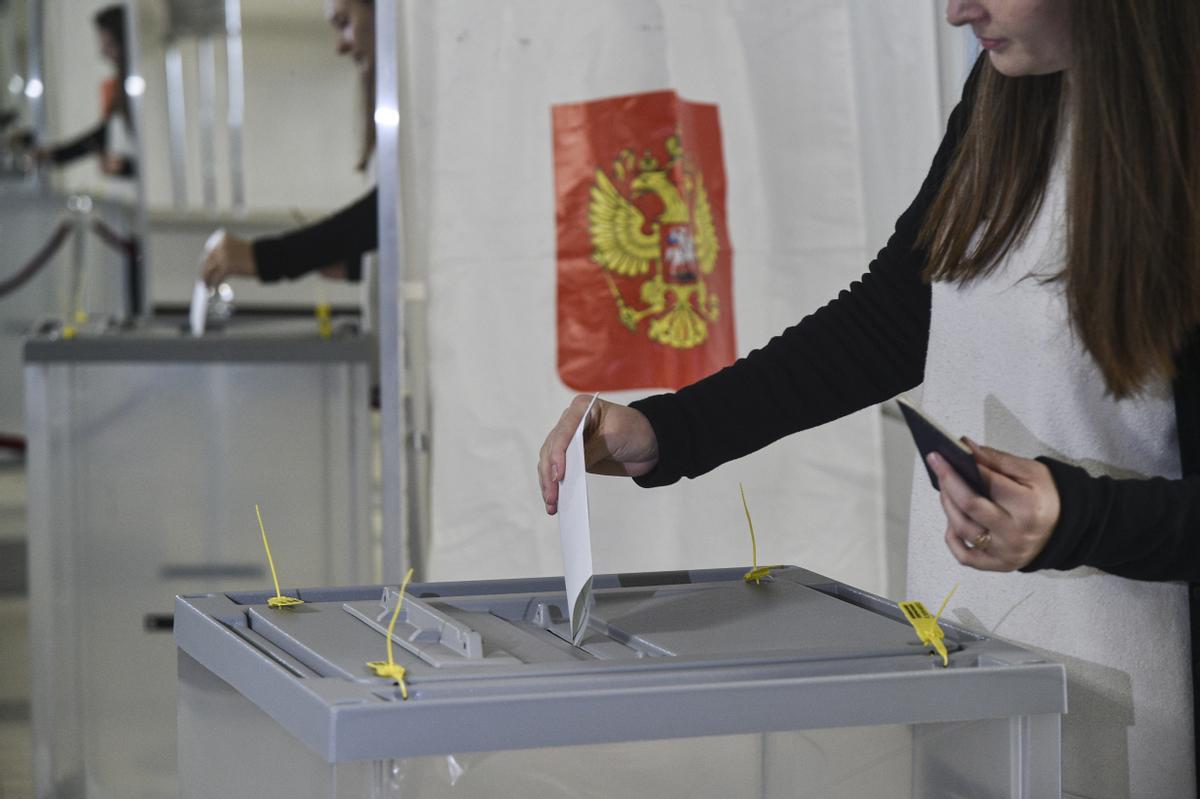 Sevastopol (Crimea), 23/09/2022.- A refugee from Ukraine casts her ballot in a referendum at a polling station in Sevastopol, Crimea, 23 September 2022. From September 23 to 27, residents of the Donetsk People’s Republic, Luhansk People’s Republic, Kherson and Zaporizhzhia regions will vote in a referendum on joining the Russian Federation. Russian President Vladimir Putin said that the Russian Federation will ensure security at referendums in the DPR, LPR, Zaporizhzhia and Kherson regions and support their results. (Rusia, Ucrania) EFE/EPA/STRINGER