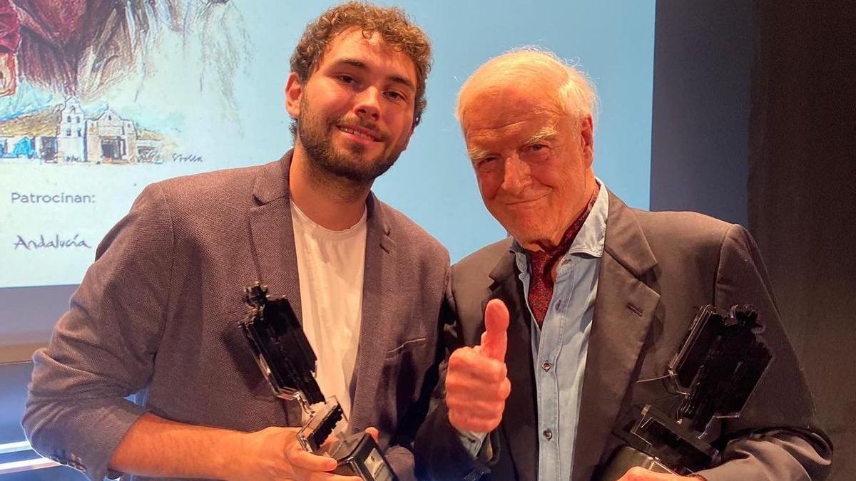 El joven cineasta cordobés Víctor Castro con su estatuilla, junto al actor Gianni Garko, el mítico ‘Sartana’ del eurowestern, que recibió el Premio Tabernas de Cine.