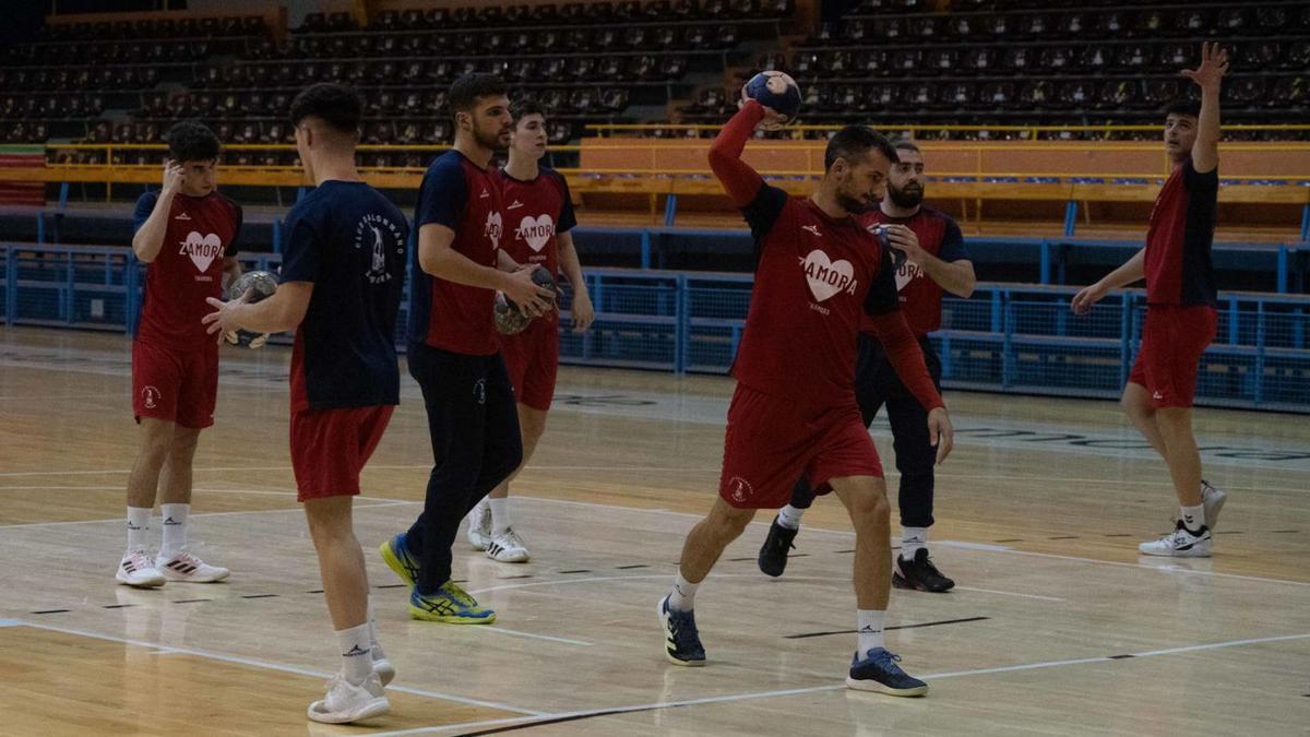 Guille lanza a portería durante el calentamiento de un entrenamiento de los zamoranos.