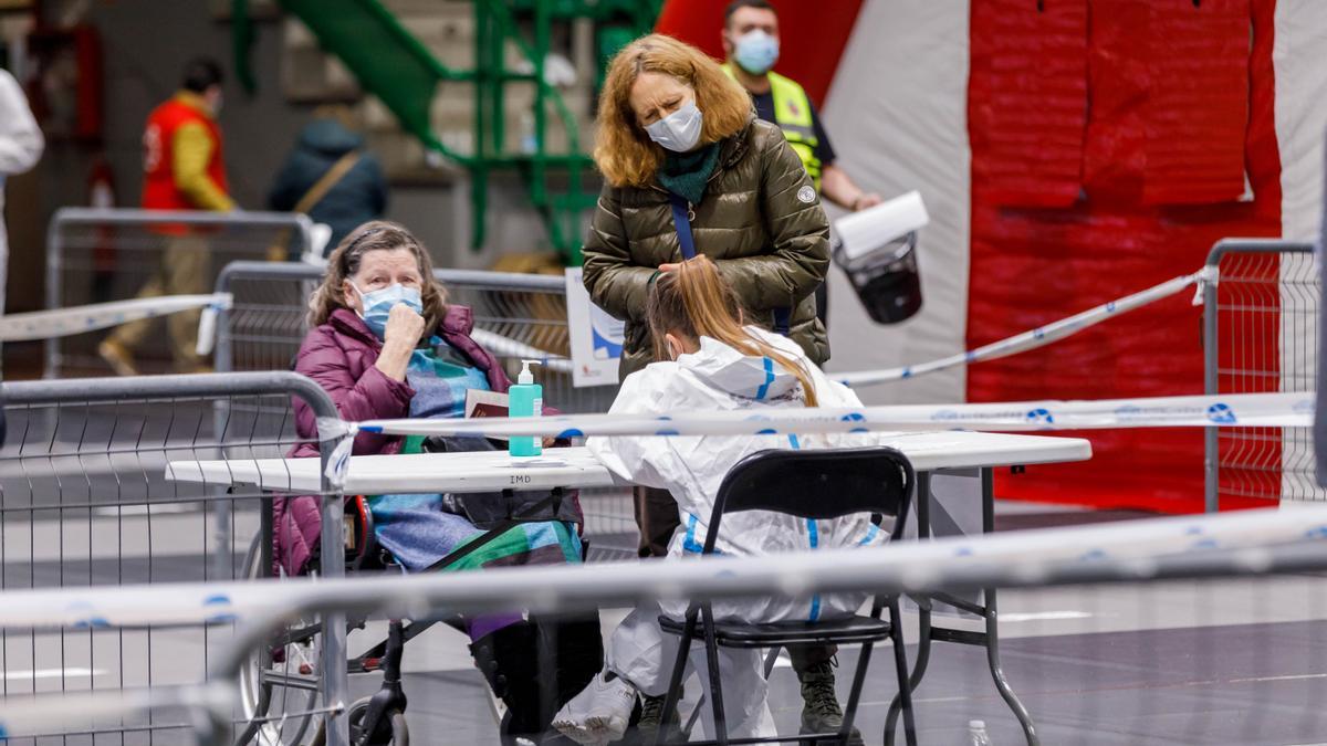 Dos personas se somete a una PCR en Segovia el pasado mes de enero.