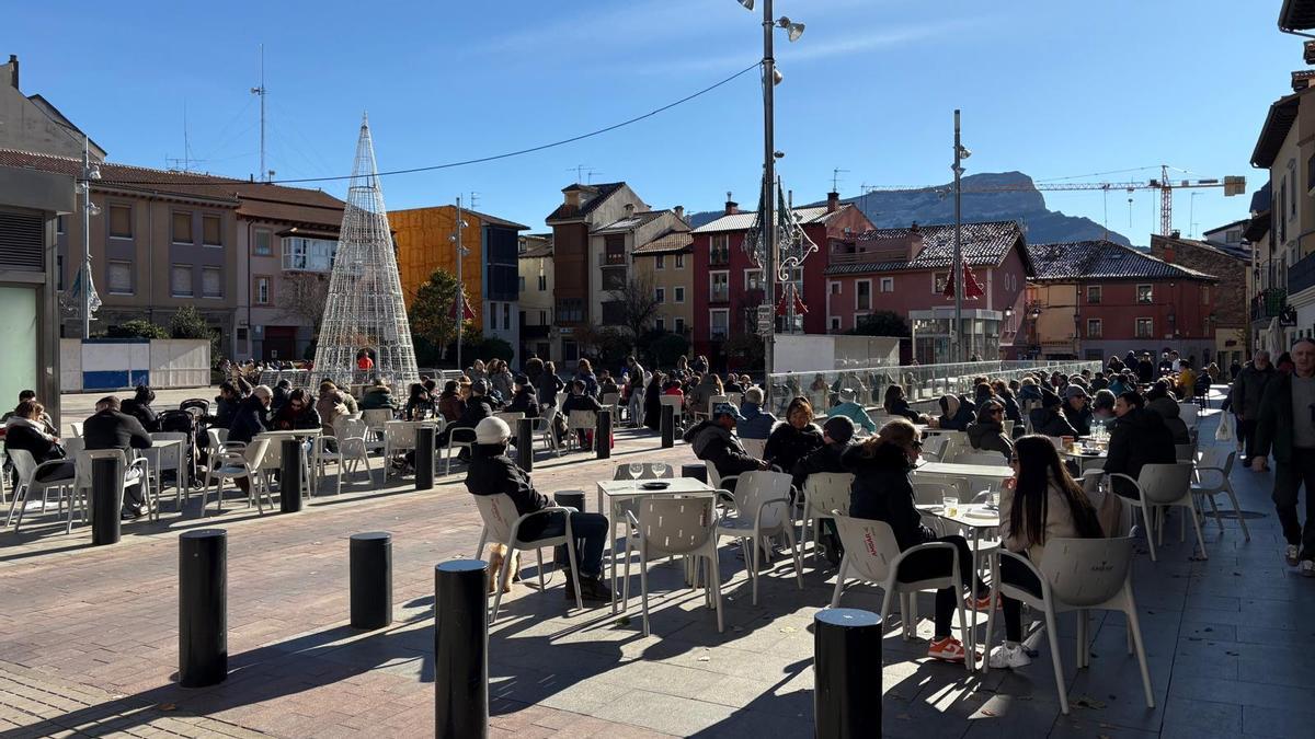 Varias personas, ayer, en las terrazas de una de las plazas de Jaca.