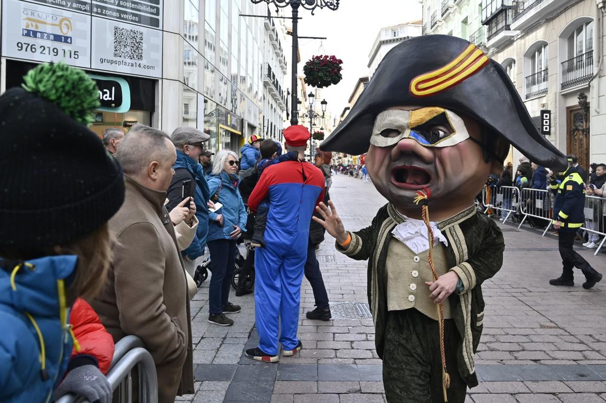 El Tuerto saluda a varios niños durante el Carnaval infantil de Zaragoza, este domingo.