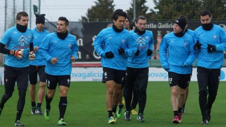 Varas, Oubiña, Bellvís, Park,  De Lucas, Pranjic, Krohn-Dehli y Túñez, ayer. // Ricardo Grobas