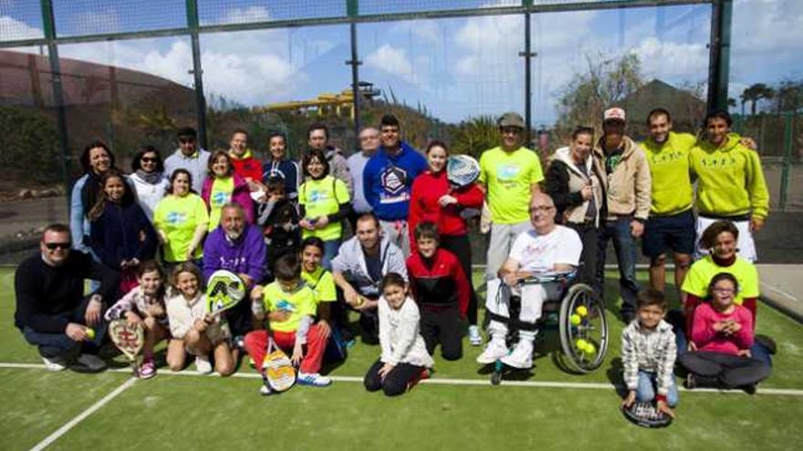 Grupo de personas participantes en el acto del primer aniversario del colectivo &#039;Paseando Sueños&#039;. | gabriel fuselli