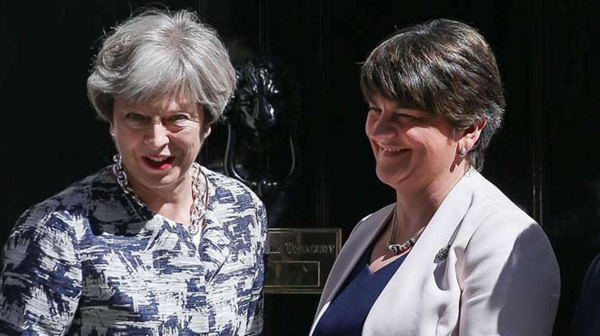 Acuerdo entre la primera ministra británica, Theresa May, y la líder del Partido Democrático Unionista (DUP).