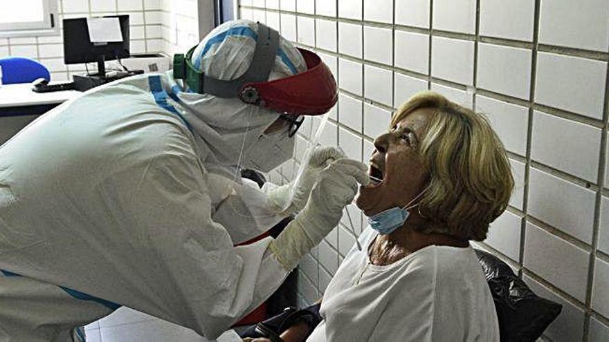 Toma de muestras PCR en el punto instalado en el centro de salud del barrio del Carmen de Murcia.