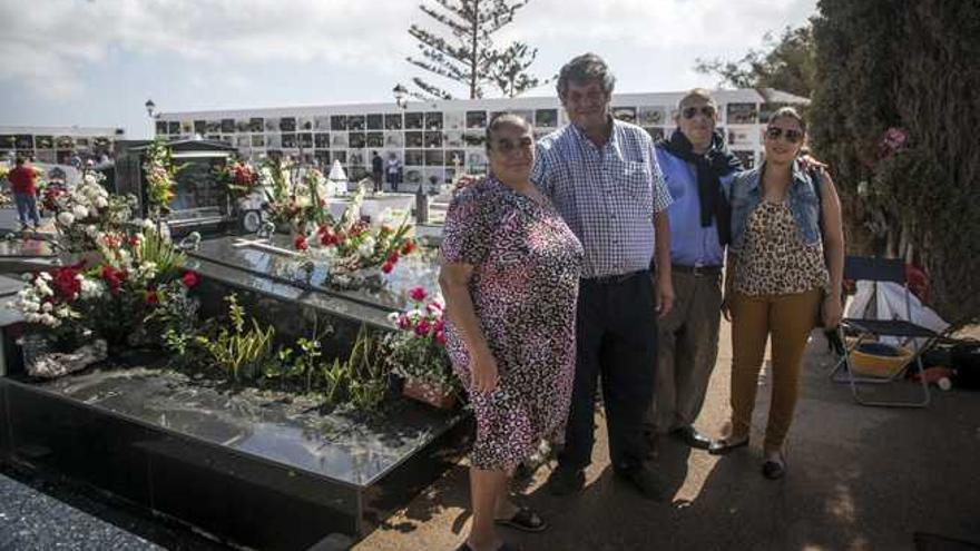 De izquierda a derecha, Remedios, Diego, Rafael e Isabel, ayer, en el panteón familiar en el cementerio de San Román, en Arrecife.