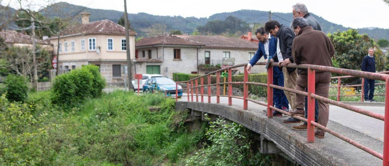 El alcalde, el diputado y los técnicos durante la visita al puente, del siglo XII. |