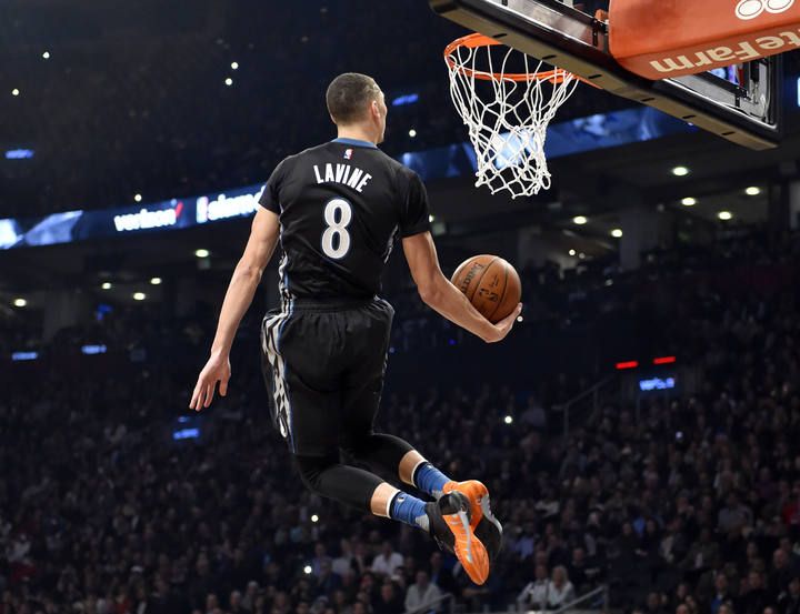 LaVine, de los Timberwolves de Minnesota, revalidó su título de campeón del concurso de mates después que en la tercera ronda alargada por los empates que se dieron hizo un mate perfecto de 50 puntos, el cuarto de la noche, y superó al novato Aaron G