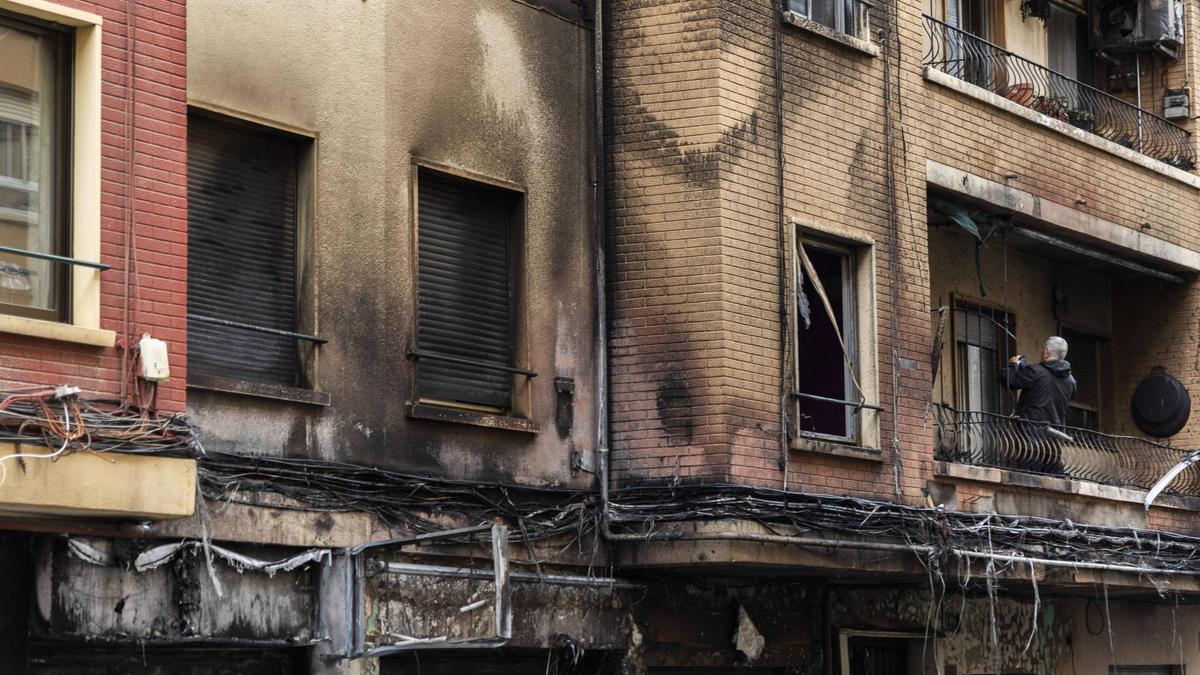 Una de las fachadas afectadas por los incendios en Orriols.