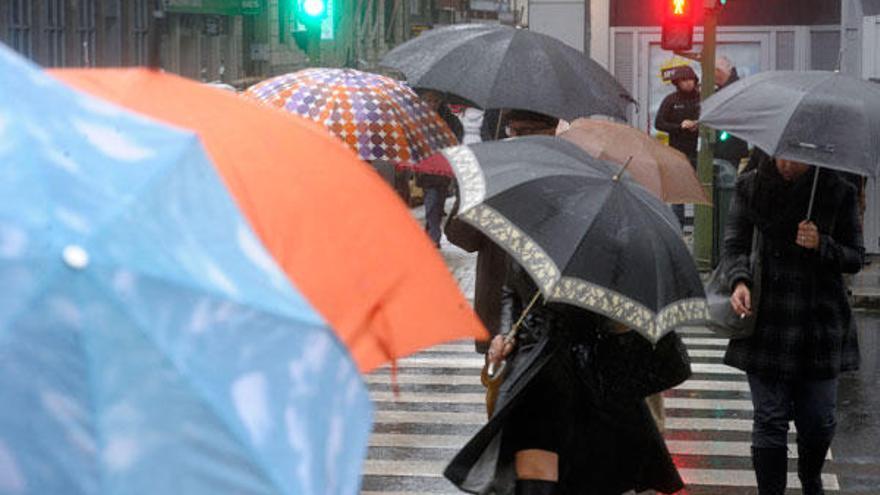 Varias personas con paraguas en A Coruña. / V.Echave