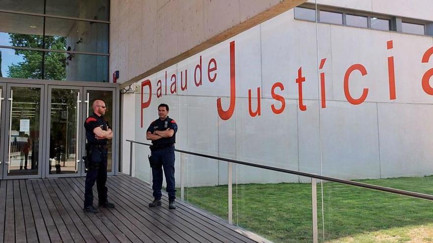 Entrada a les dependències de l&#039;Audiència de Girona, que ha fixat una fiança rècord pel fals broker Ibán Juvanteny.