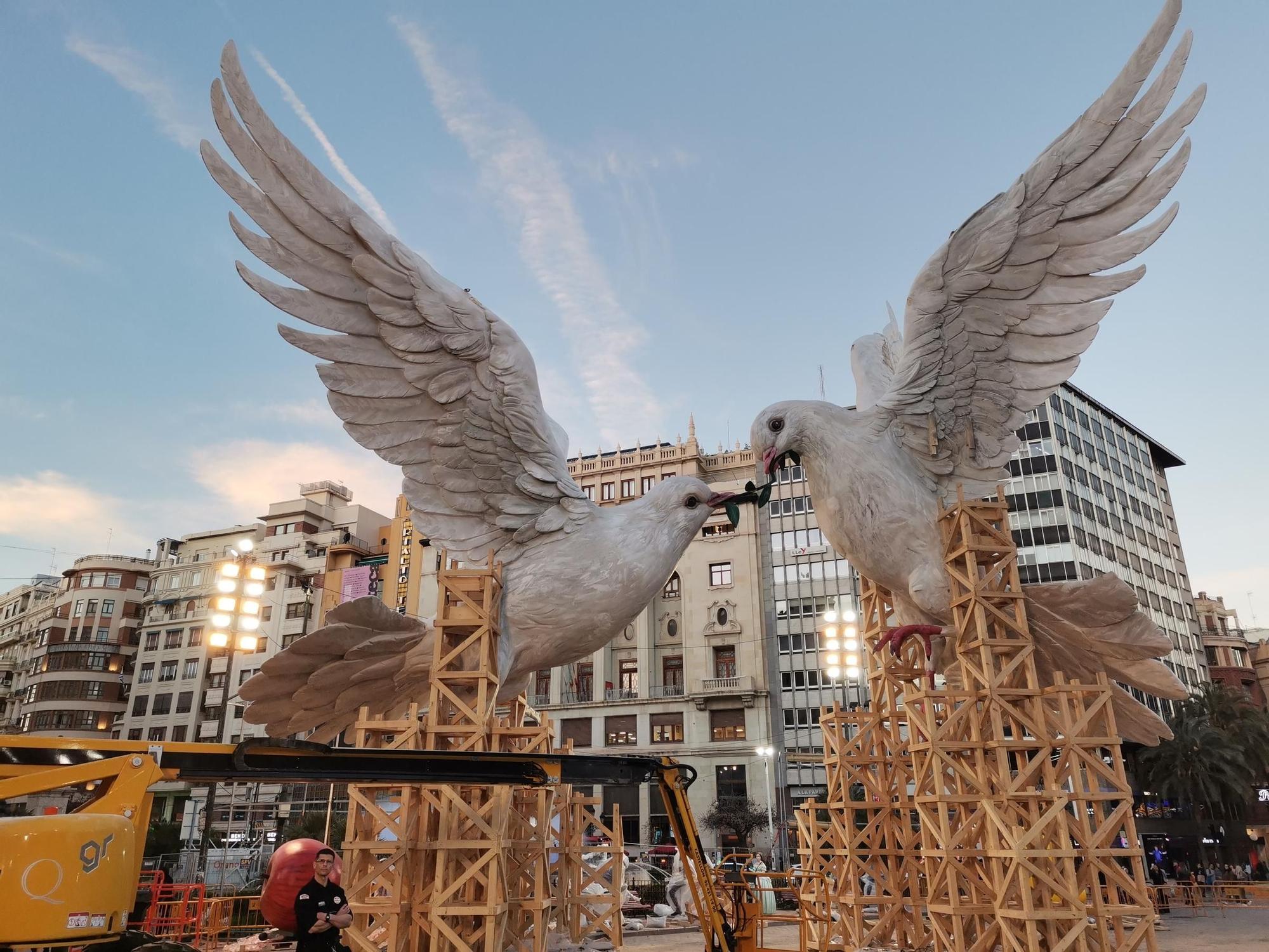 Dos impressionants coloms centren la falla municipal, a la plaça de l'Ajuntament.