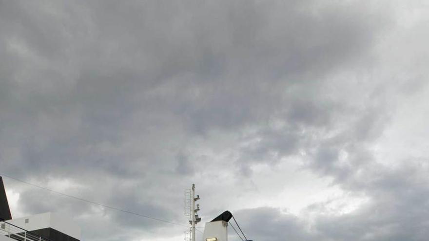 El barco de la autopista del mar se prepara para su último viaje antes de la suspensión de la línea, en septiembre de 2014.