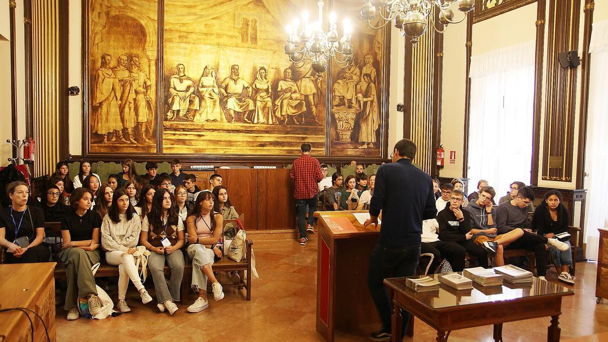 Estudiantes alemanes e italianos de intercambio con el colegio Medalla Milagrosa visitan el Ayuntamiento.