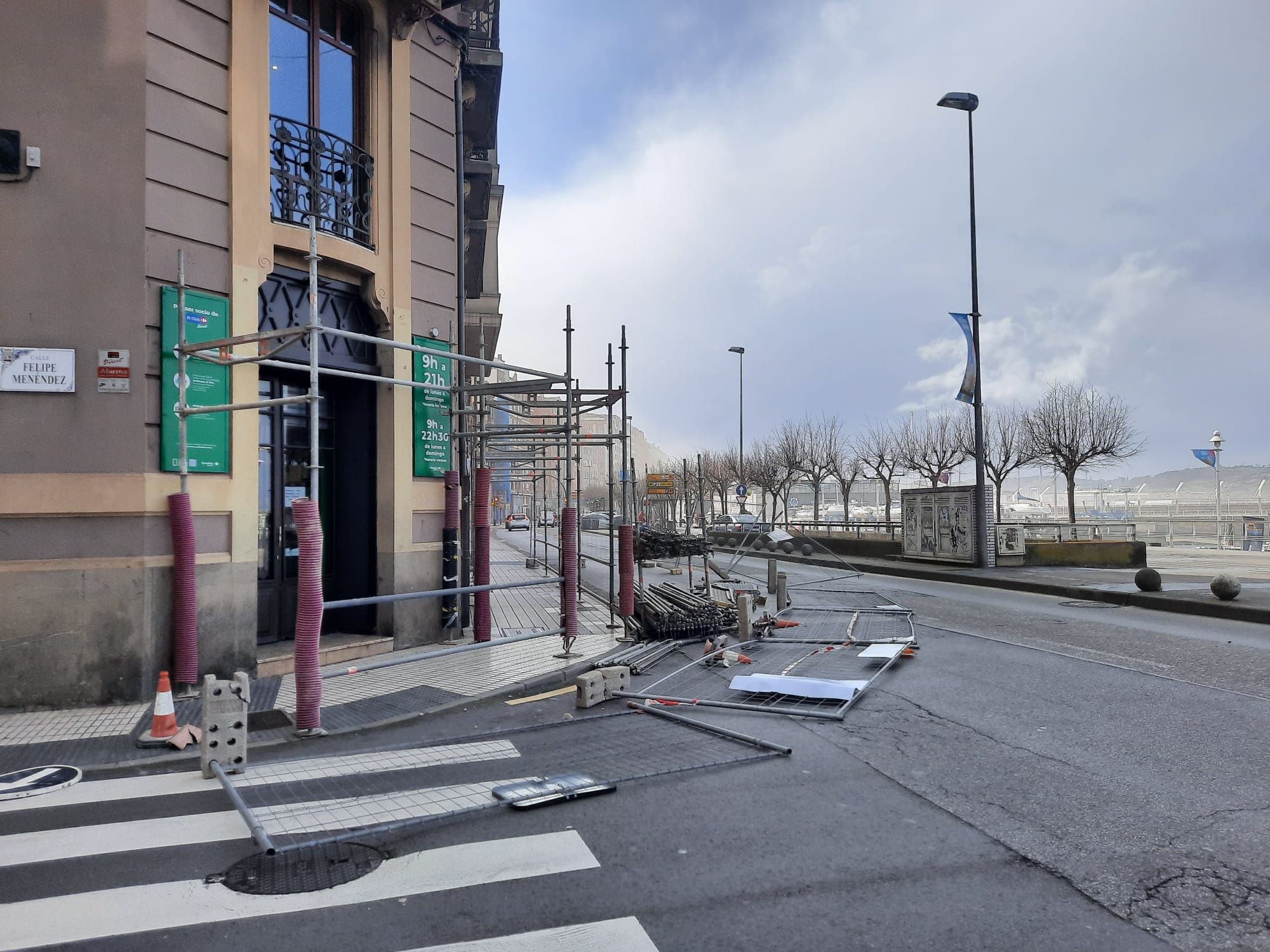 En imágenes: Así fue el impresionante temporal de viento que azotó Gijón este mediodía