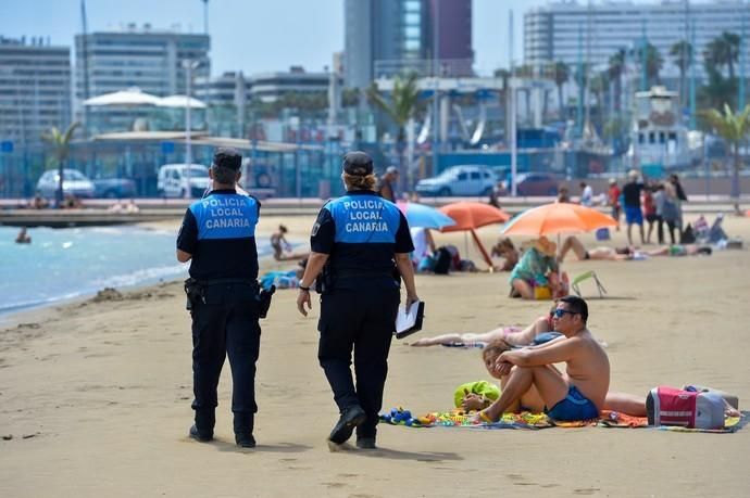 30-08-2020 LAS PALMAS DE GRAN CANARIA. Controles anti Covid. Agentes de la Policia Local en playa Alcaravaneras y Triana. Fotógrafo: ANDRES CRUZ  | 30/08/2020 | Fotógrafo: Andrés Cruz