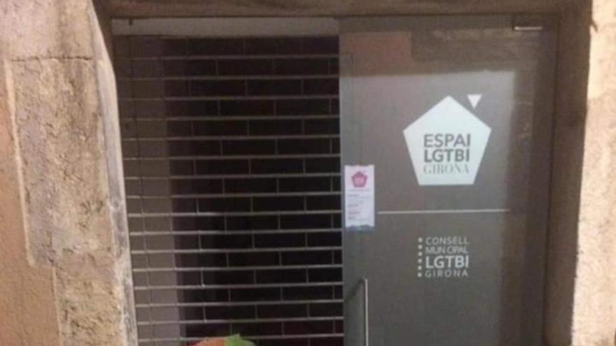 La porta d&#039;entrada al local de l&#039;Espai LGTBI Girona destrossada