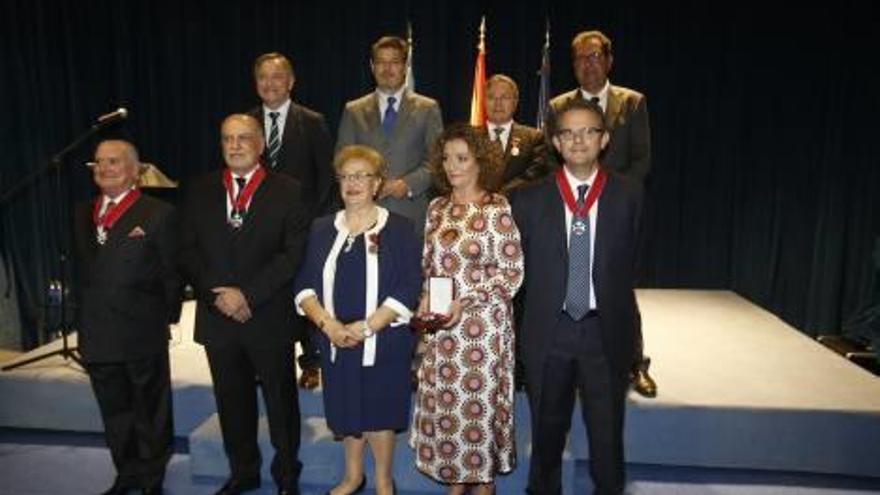 Delante, de izda. a dcha., Julio Calvet, Fernando Candela, Teresa Pastor, la viuda de José Luis Ramos y Pablo Gómez Escolar. Detrás, Juan Carlos Moragues, Rafael Catalá, Juan Candena y José Miguel Saval.