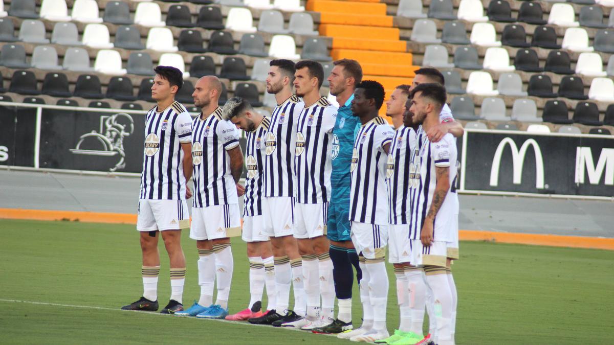 Los jugadores del Badajoz durante el minuto de silencio por Pichi.