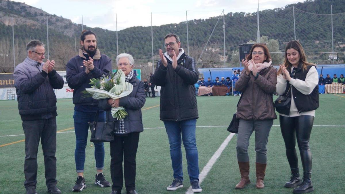 El presidente del CE Andratx, Rafa Ribot, entregó a los familiares de Pep Borrás un ramo de flores en homenaje a su gran labor.