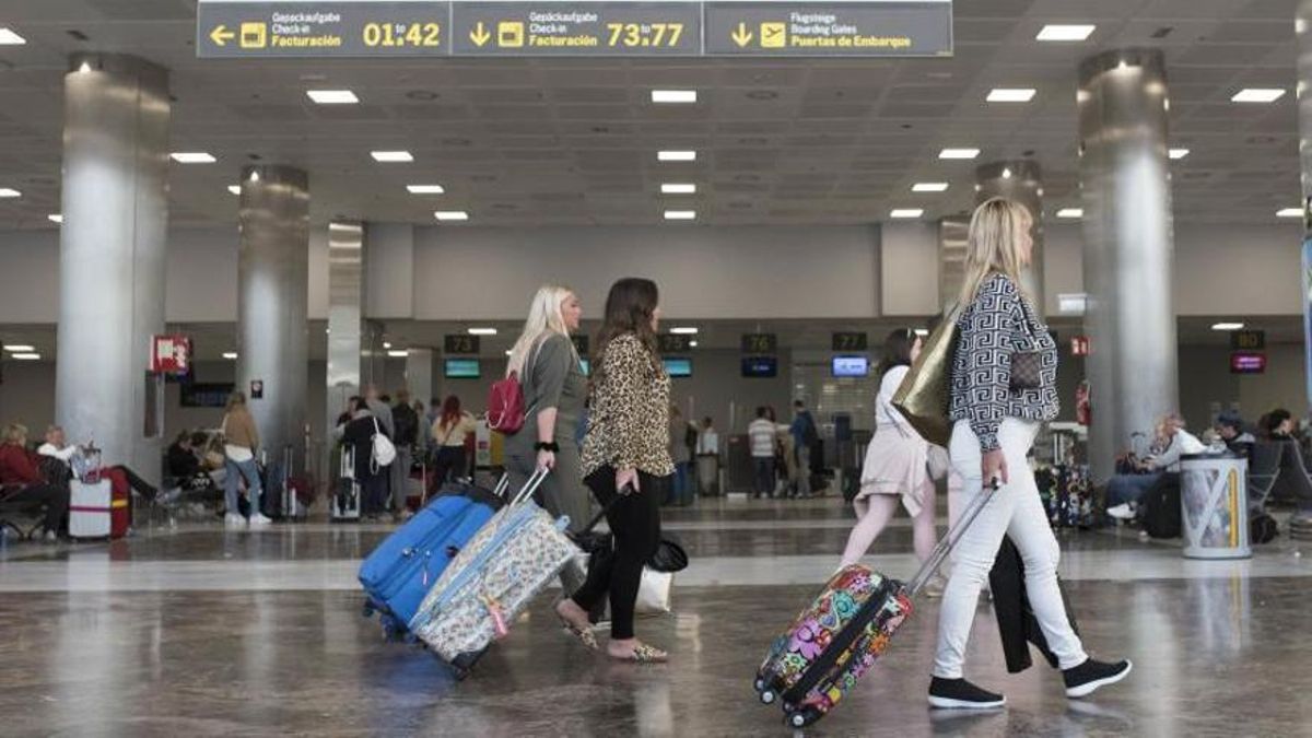 Decenas de viajeros en el aeropuerto Tenerife Sur.