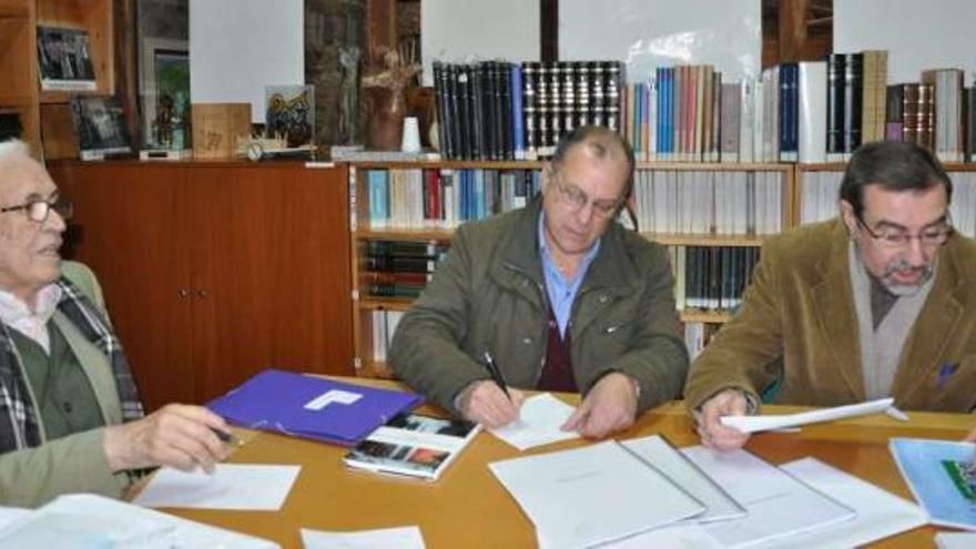 Neira Vilas, Reimóndez y Fernández Castro, durante la selección de las obras.