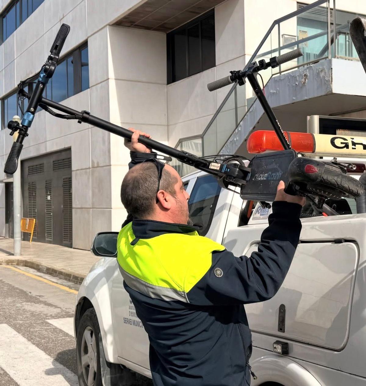 La Policía Local de Ibiza intercepta y requisa a dos menores en patinete