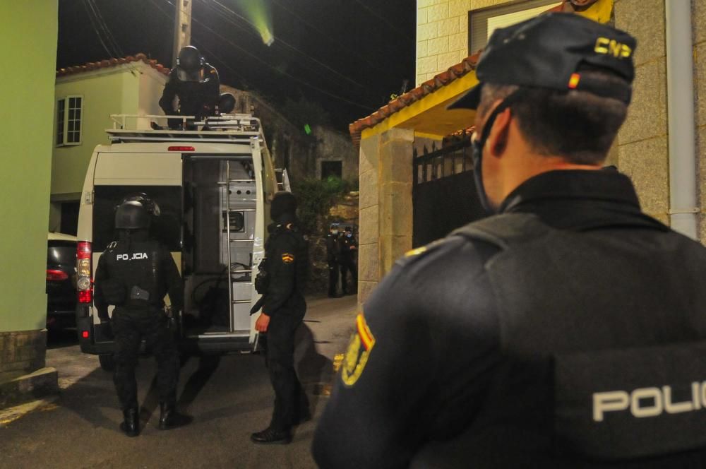 Efectivos del GOES de la Policía Nacional, frente a la vivienda del hombre.