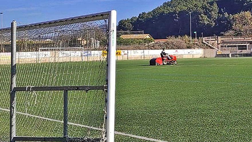 Súria fa manteniment a la gespa del camp de futbol