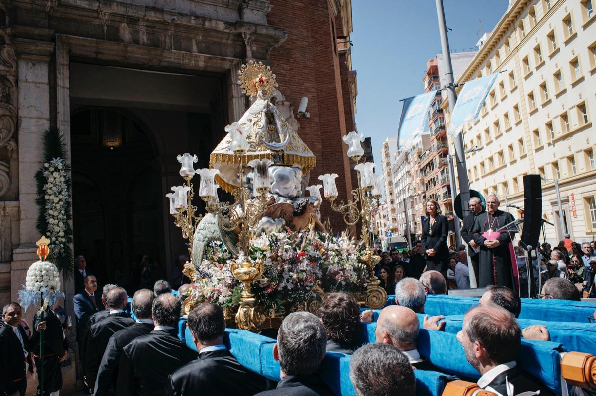 Llegada de la Lledonera a la capilla de la Sangre. La han recibido la alcaldesa, el obispo y decenas de fieles.