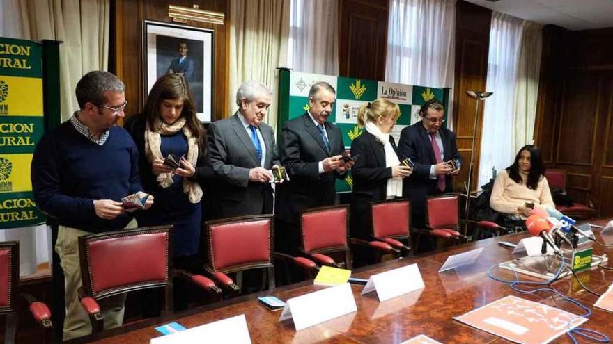 Desde la izquierda: Ángel Hernández, Natalia García, Manuel Conde, José Luis Bermúdez, Isabel García, Narciso Prieto y Victoria Cabezas, en la presentación del itinerario, ayer en Caja Rural de Zamora.