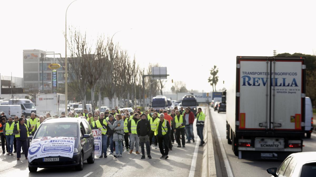 Transportistas autónomos durante las protestas de abril, en Barcelona.