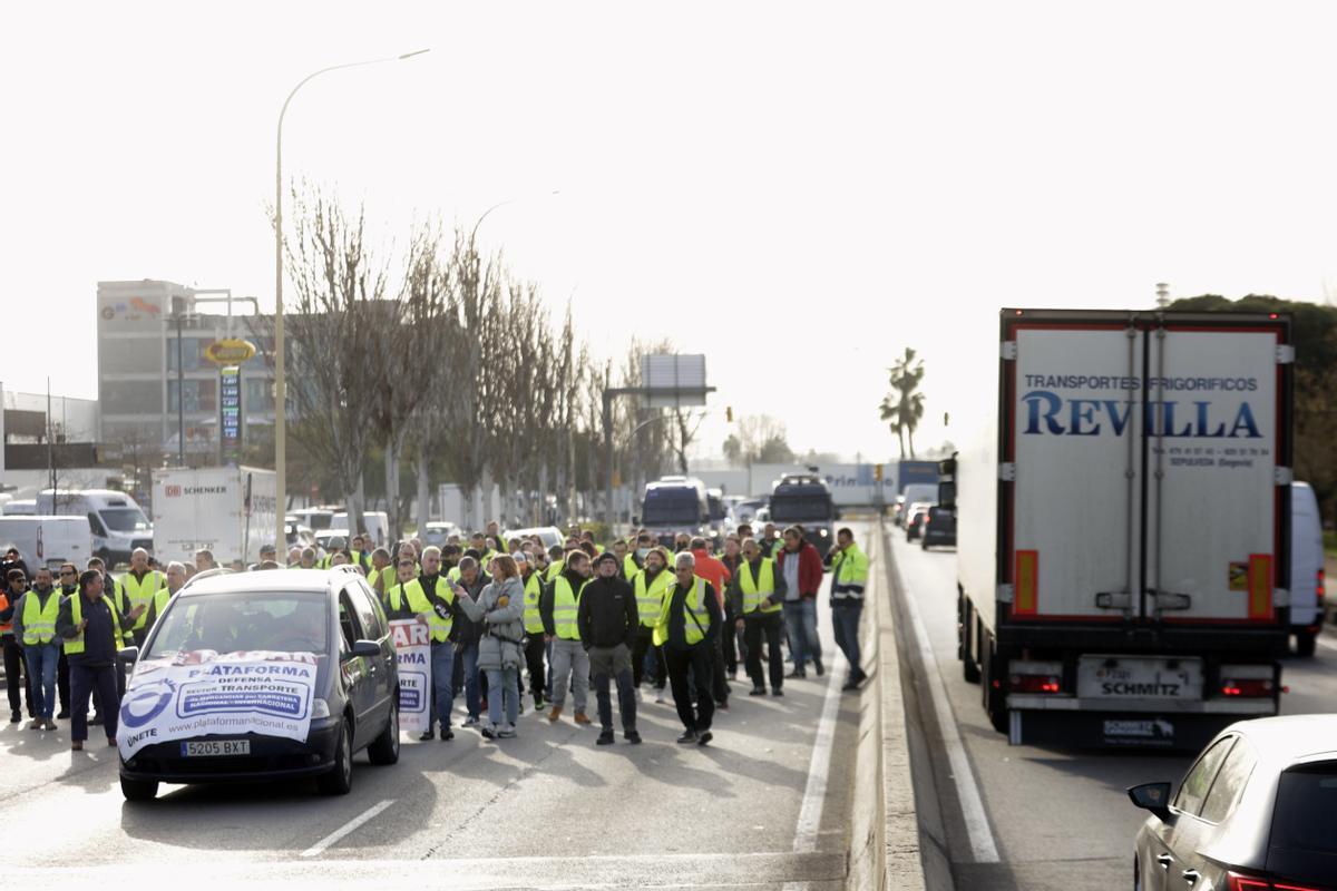 Transportistas autónomos durante las protestas de abril, en Barcelona.