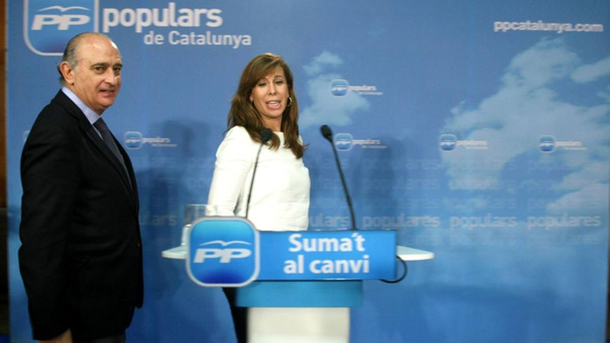 Jorge Fernández Díaz y Alicia Sánchez-Camacho, a su llegada a la comparecencia ante los medios.