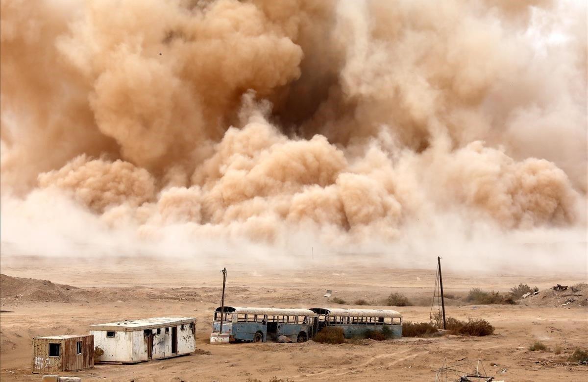 Explosión durante la simulación de un combate con Hizbulá, este miércoles, en el desierto de Arava donde se ha reconstruido un pueblo libanés cerca de la base militar Shizafon en el sur de Israel.