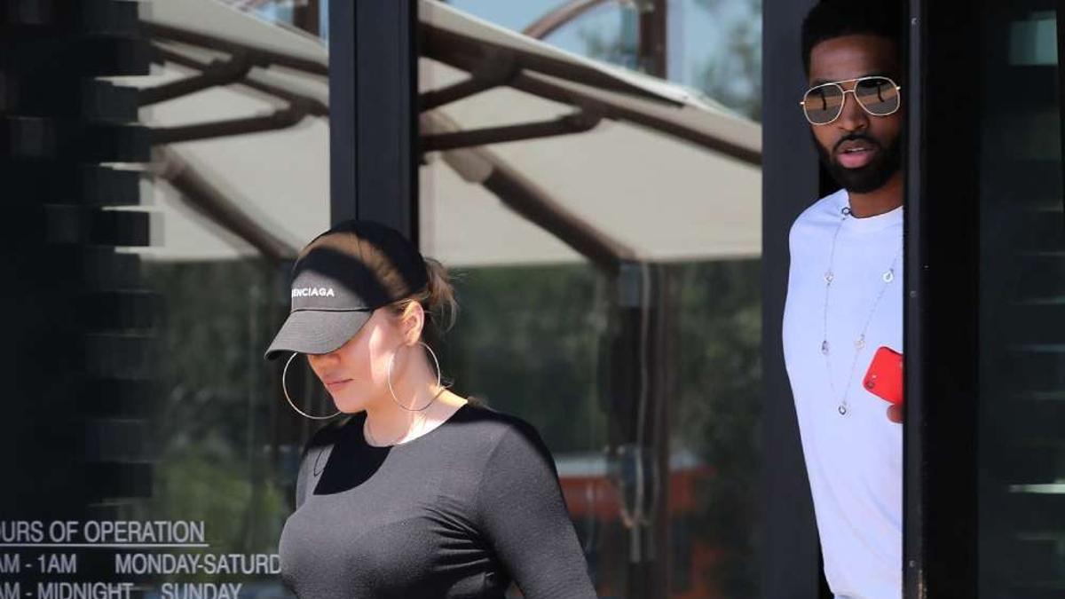 Kloé Kardashian con Tristan Thompson por la cale