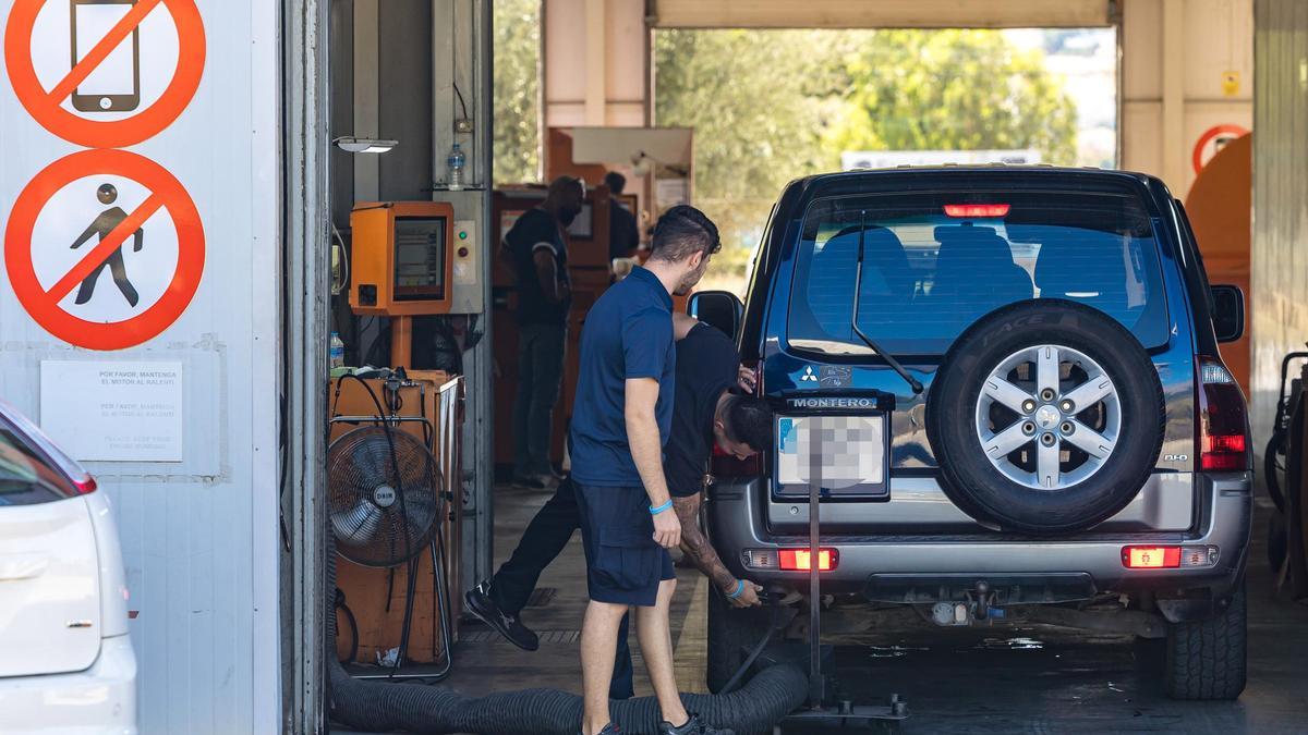 Inspección de vehículos en Benidorm, el año pasado.