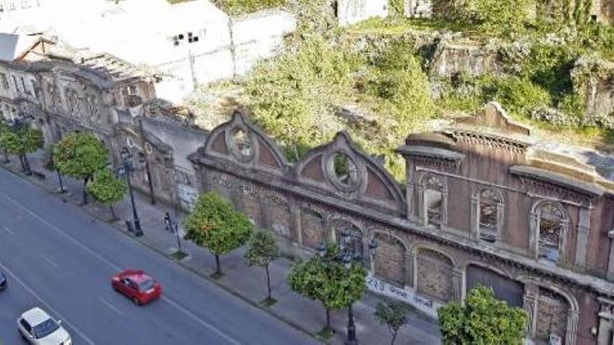 Fachada de la vieja factoría de La Metalúrgica, en García Barbón, que debe ser conservada.  // Marta G. Brea