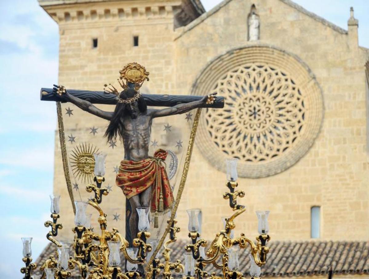 Lunes Santo primaveral para albergar una simbiosis de marchas y silencio