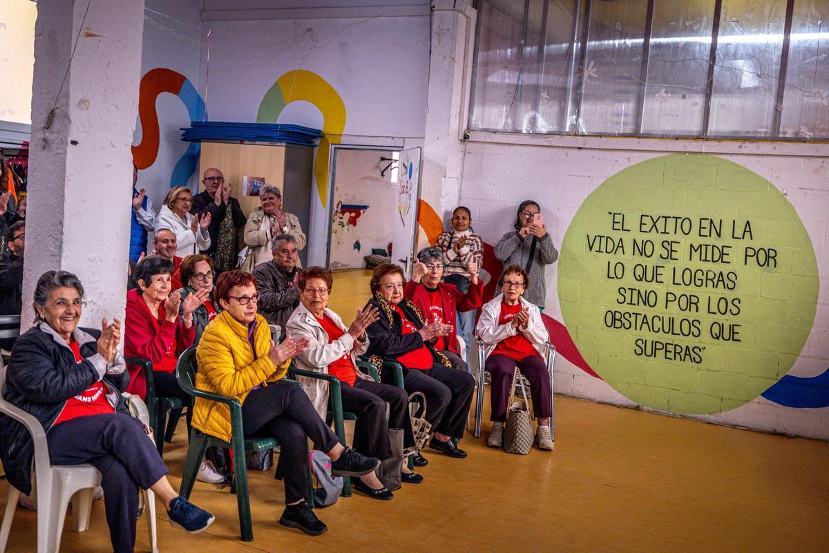 Vecinas de Nou Barris en la sede de Enriquezarte, ante la previsión de que la ONG fuera precintada por orden del Ayuntamiento de Barcelona.