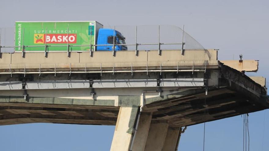 El camión quedó a apenas tres metros de despeñarse.