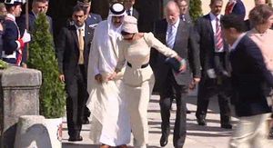 A la xeiquessa de Qatar se li enganxa una sabata al sortir del palau del Pardo.
