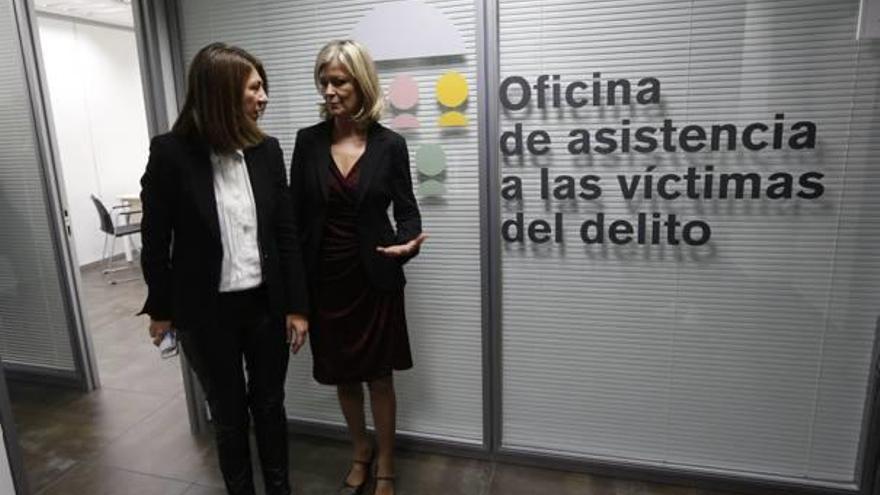 La decana, María José Boix, junto a la consellera de Justicia, Gabriela Bravo, durante la visita ayer.