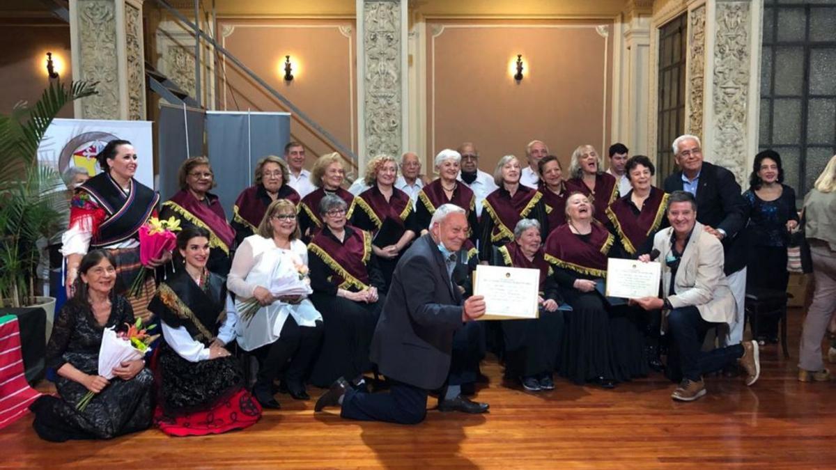 Participantes de la zarzuela “El cantar del arriero” posan tras el estreno en Buenos Aires.