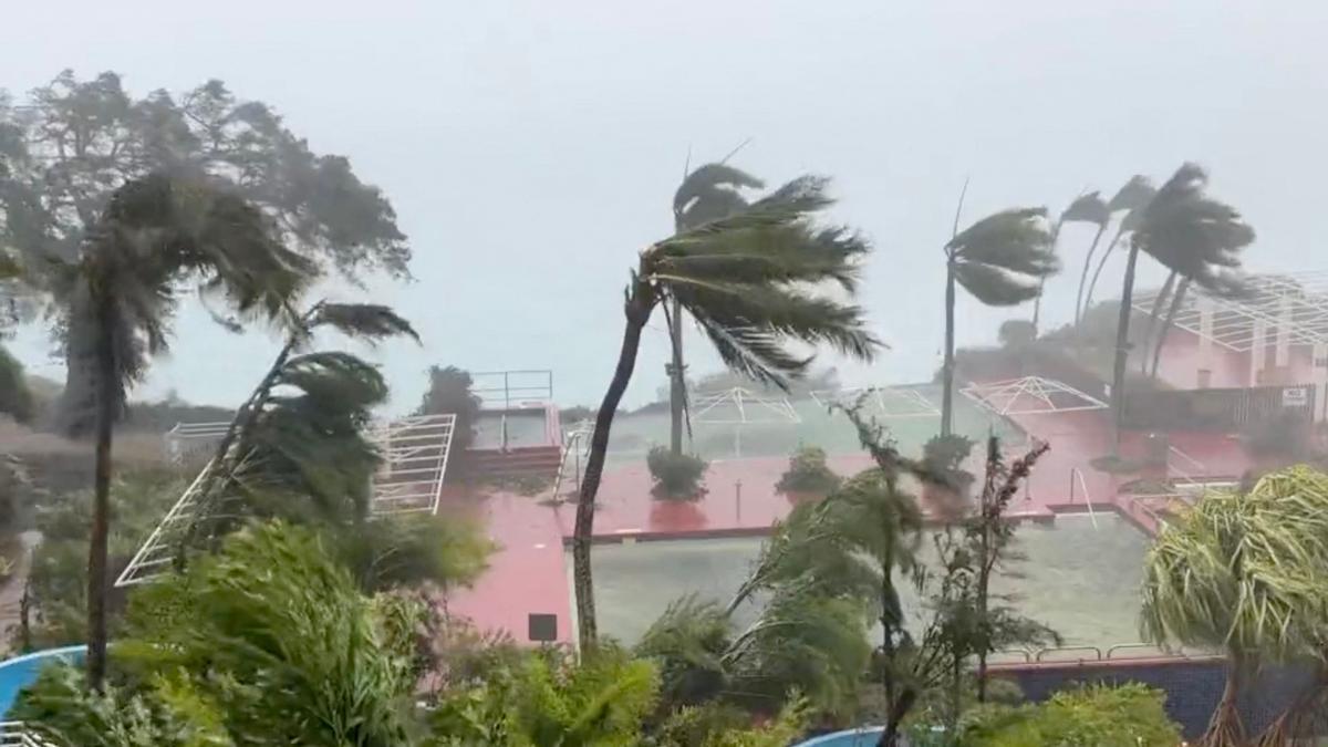 La isla de Guam, en el Pacífico, se prepara para la llegada del ciclón 'Mawar'.
